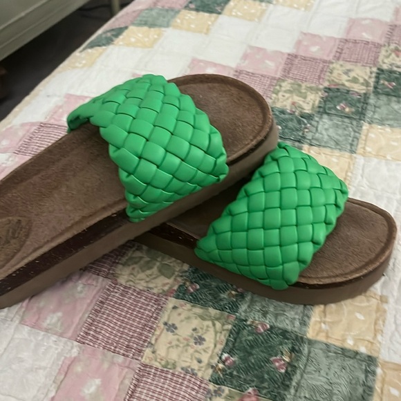 Aerie Slides sz 8 - Picture 4 of 6